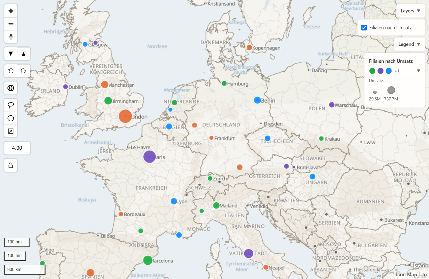 Eine Karte mit allen eingeschalteten Steuerelementen: Zoom und Kompass, Neigung, Ausrichtung, Auswahl aufheben, Zoomstufe, Globus-Umschalter, Zoomsperre, Lasso und Kreisauswahl oben links, Ebenensteuerelement und Legende oben rechts, Maßstabsleisten unten links und die Quellenangabe unten rechts