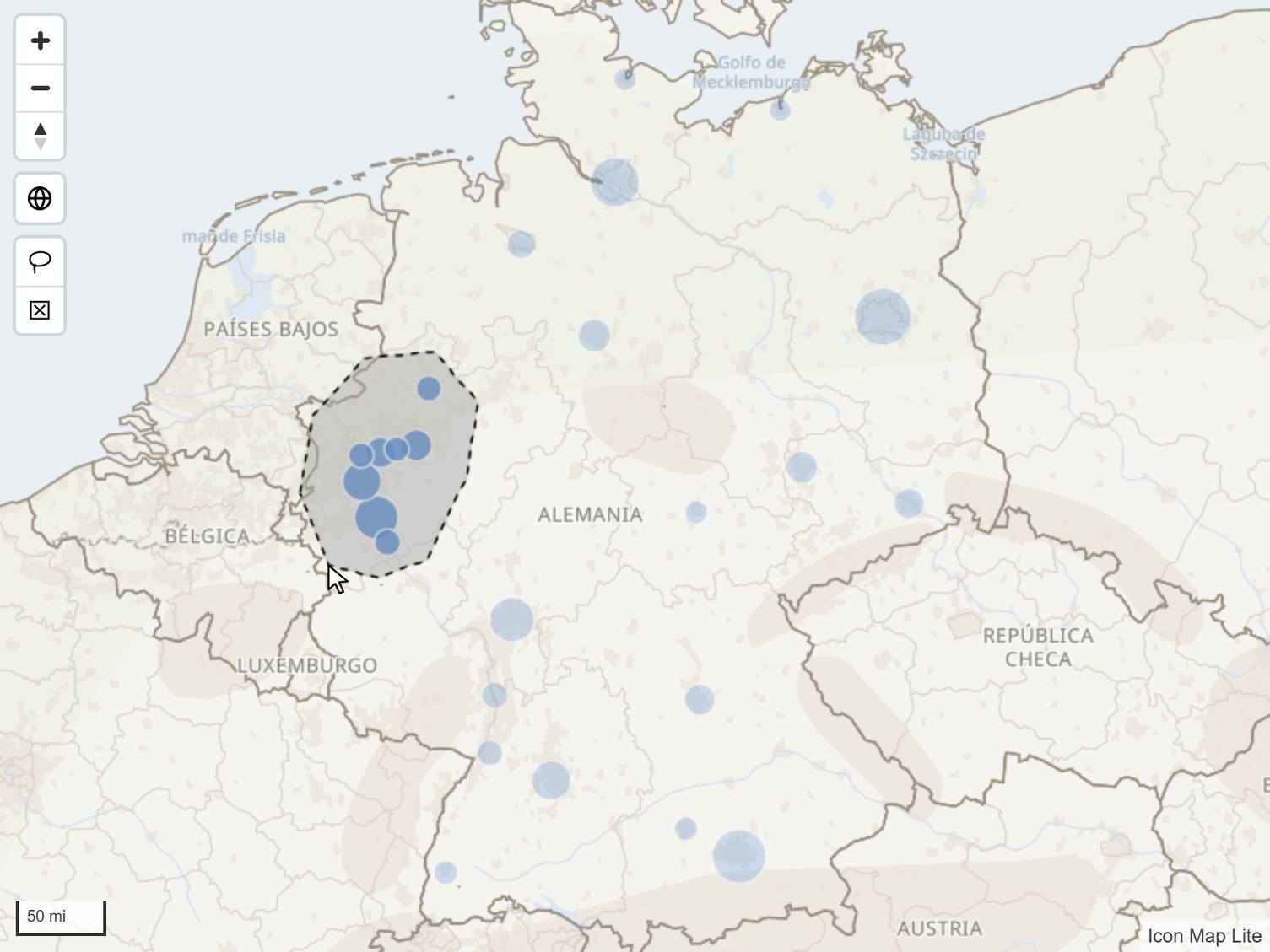 Una forma de lazo a mano alzada dibujada sobre parte de un mapa, con los círculos de su interior seleccionados y los demás atenuados