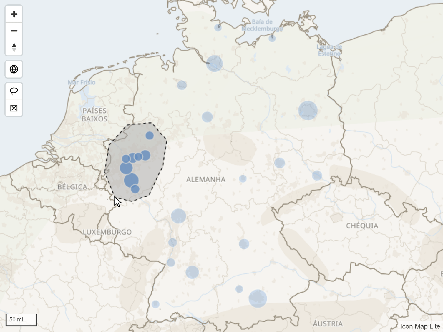 Uma forma de laço à mão livre desenhada sobre parte de um mapa, com os círculos dentro dela selecionados e os outros esmaecidos