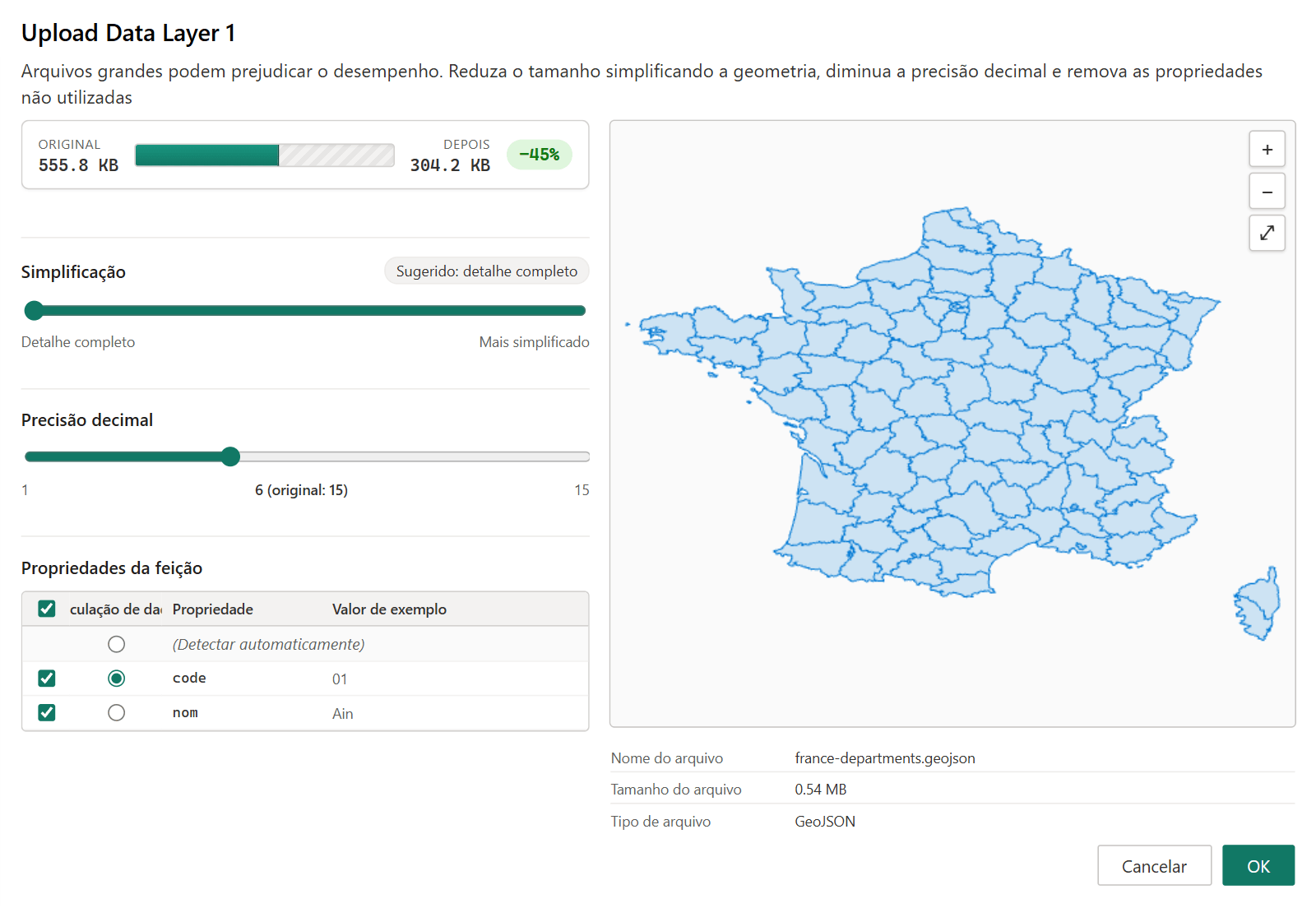 A janela de carregamento com uma pré-visualização das formas, os controles deslizantes Simplificação e Precisão decimal e a lista de propriedades da feição